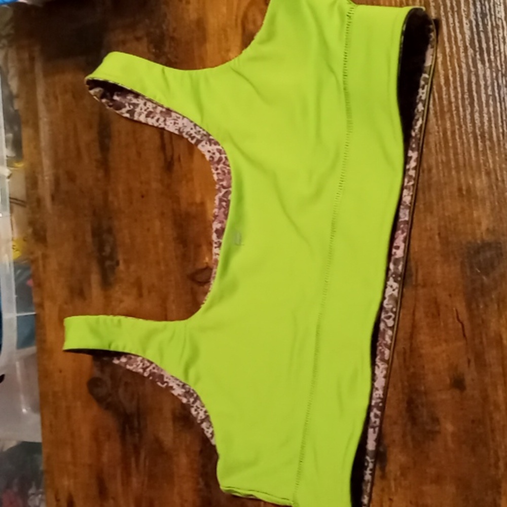 NWOT Fabletics Large Gorgeous neon Green Unpadded Wirefree Sports Bra - Picture 3 of 7